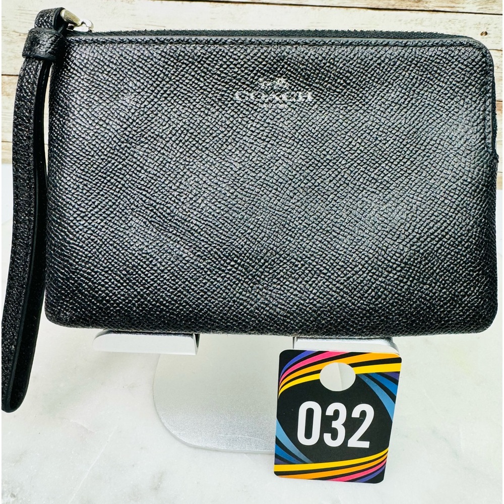 Coach Classic Black Pebbled Shiny Leather Wristlet EUC